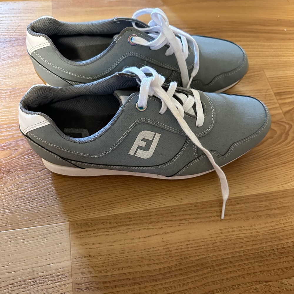 Like new women’s golf shoes
